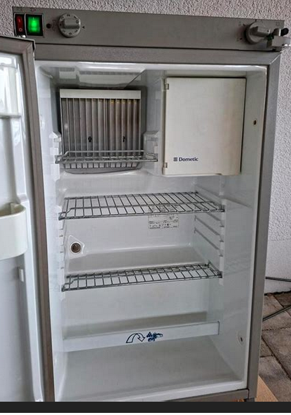 Absorber-Kühlschrank für 12V-230V und Gas für Wohnwagen.png