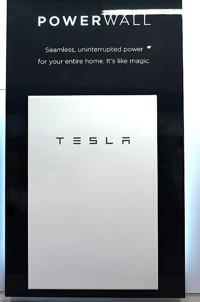 Datei:Tesla Powerwall (44121297432).jpg